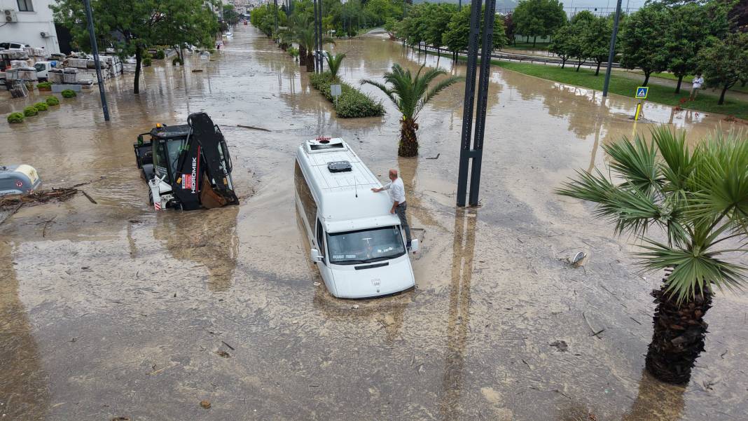 Sel suları Trabzon’u vurdu! Toklu deresi taştı, eski devlet sahil yolu Venedik’e döndü 12